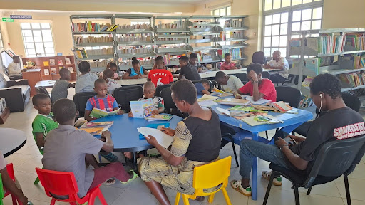 libraray%20students.jpg